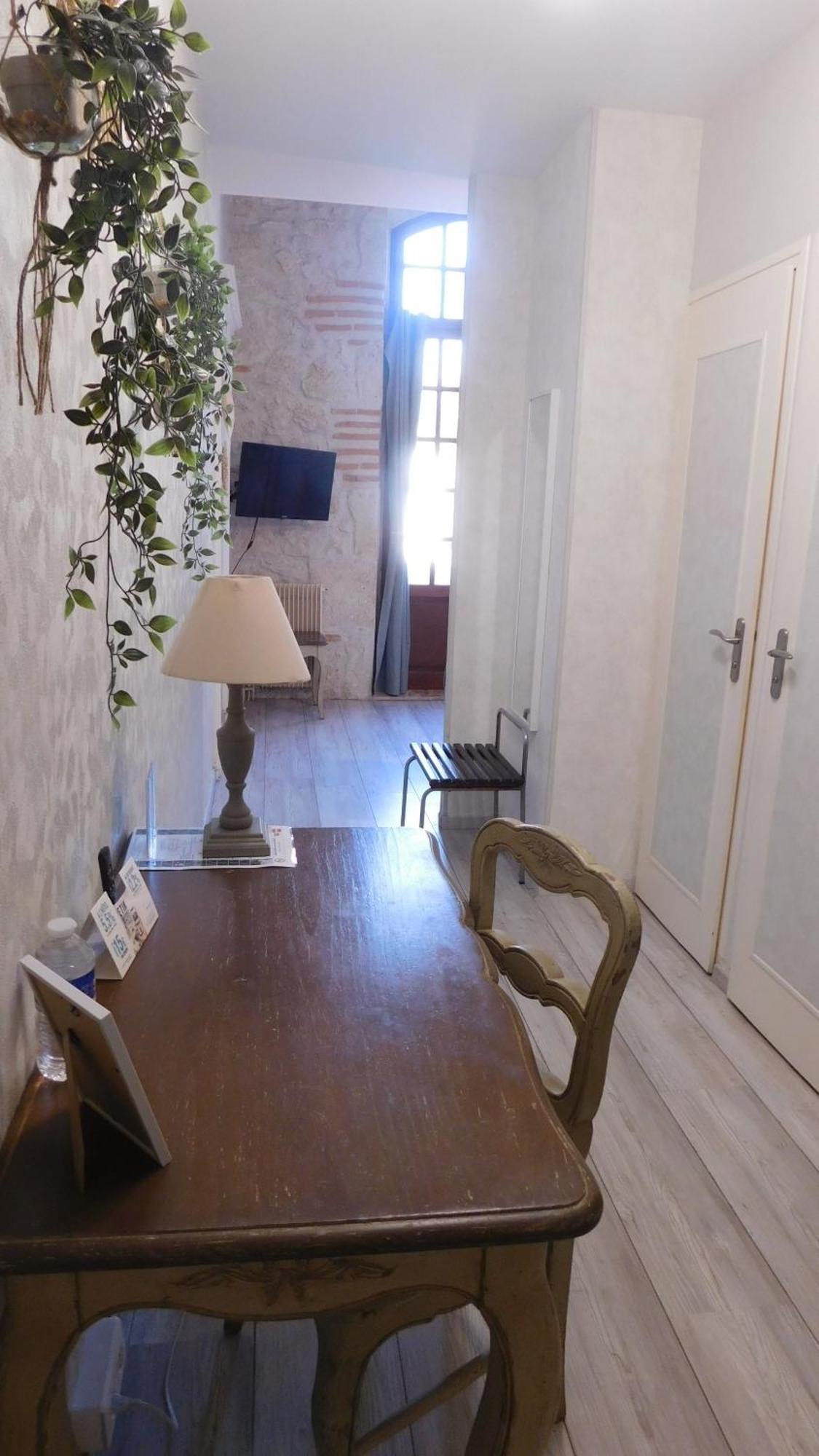 Logis Hotel Le Prince Noir Sérignac-sur-Garonne エクステリア 写真