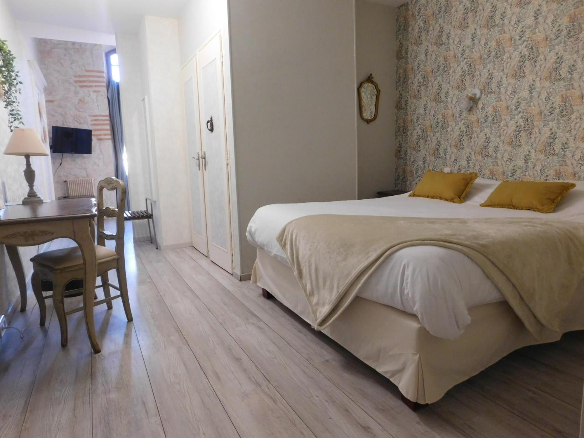 Logis Hotel Le Prince Noir Sérignac-sur-Garonne エクステリア 写真